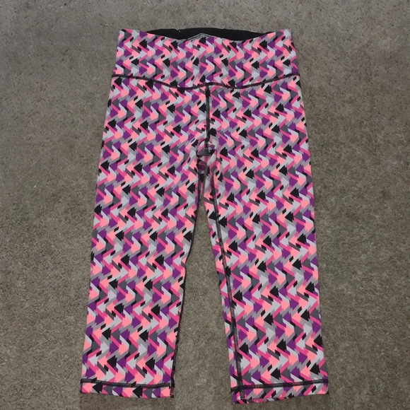 Victoria’s Secret VSX Sport Geometric Print Capris - Picture 1 of 10